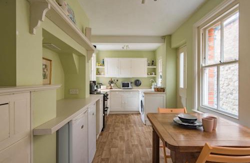 Hythe Casa | Prospect Cottage by Bloom Stays