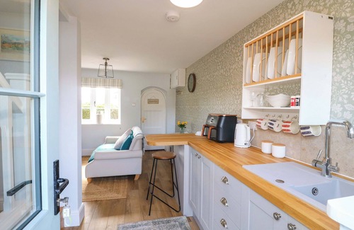 Moddershall Cabaña | PROSPECT COTTAGE, pet friendly, with a garden in Moddershall