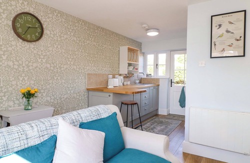 Moddershall Cabaña | PROSPECT COTTAGE, pet friendly, with a garden in Moddershall