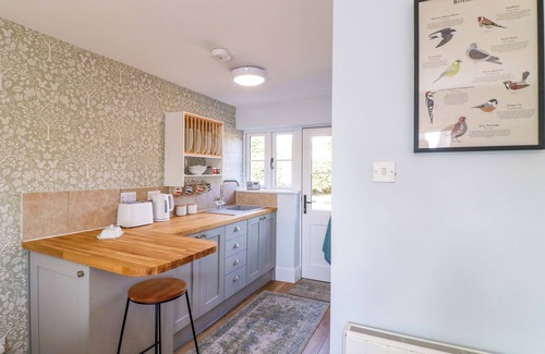 Moddershall Cabaña | PROSPECT COTTAGE, pet friendly, with a garden in Moddershall