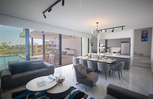 Pernera Cabaña | Protaras Aqua Pearl Villa AQ12 - a villa that sleeps 11 guests in 5 bedrooms