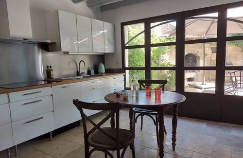 Saint-Etienne-du-Gres Otro | Provencal farmhouse with stone charm - 5 bedrooms - heated swimming pool 10p