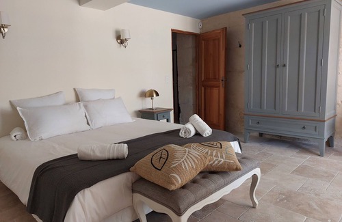 Saint-Etienne-du-Gres Otro | Provencal farmhouse with stone charm - 5 bedrooms - heated swimming pool 10p