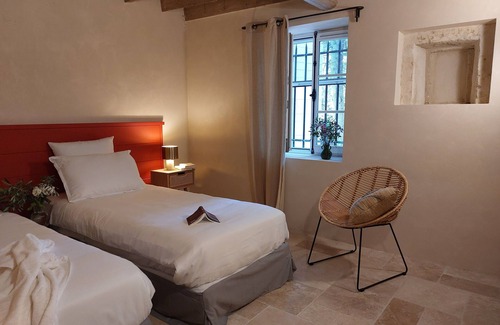 Saint-Etienne-du-Gres Otro | Provencal farmhouse with stone charm - 5 bedrooms - heated swimming pool 10p