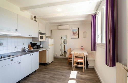 La Roque-sur-Pernes Condominio | Provencal house with garden access