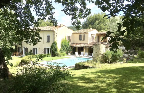 Cadenet Casa | Provencal house with large garden and swimming pool.
