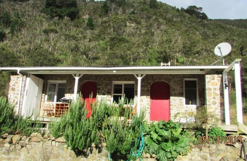 Solway Cabaña | Provence Stone Cottage - Wairarapa Retiro con agua de manantial y energía natural