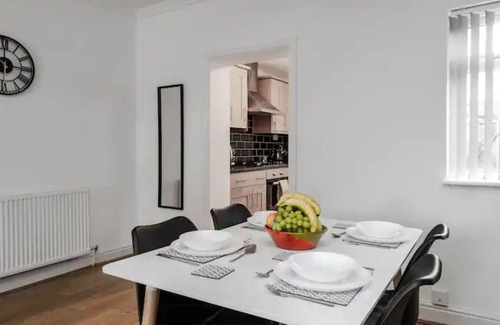 St George's Quarter Apartamento | Providence Luxury Apartment 9-minute drive to the Everton Football Club