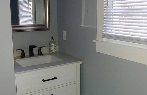 Crisp Casa | Proximity to ECU games, tasty restaurants; A quite, tucked away neighborhood