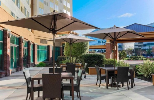 Campbell Casa | Pruneyard area business hotel just steps from VTA light rail