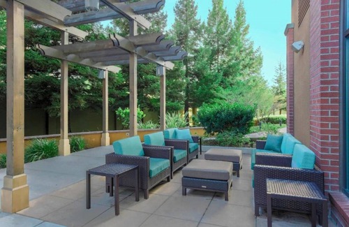 Campbell Casa | Pruneyard area business hotel just steps from VTA light rail