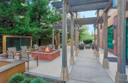 Campbell Casa | Pruneyard area business hotel just steps from VTA light rail