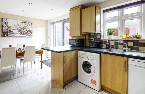 Elstree Casa | Prv-Parking | Jacuzzi Bath | Families / Groups |