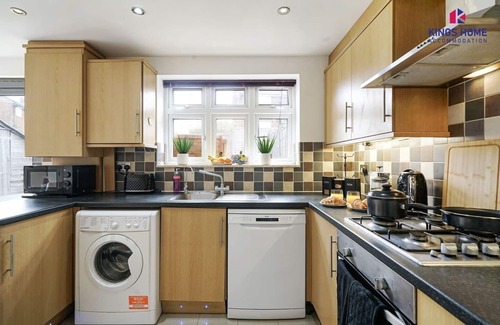Elstree Casa | Prv-Parking | Jacuzzi Bath | Families / Groups |