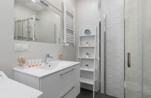 Jastrzebia Gora Apartamento | Przestronny Apartament z Balkonem i Parkingiem Blisko Morza by Noclegi Renters