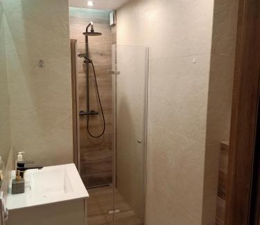 Krzyki Apartamento | Przytulne studio - 2 pokoje,parking,blisko centrum-6km,tramwaj, Nflix, park, spokój,