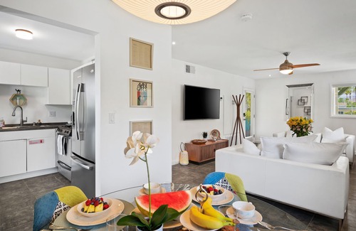 Old Las Palmas Condominio | PS Gem: Sublime Condo Walking Distance to Downtown