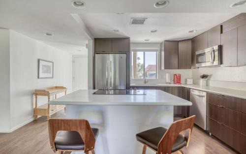Palm Desert Casa | PS674 - East Island - Meredith Lodging
