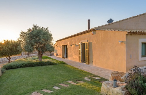 Ragusa Villa | Psyke, villa con piscina frente a los campos de golf.