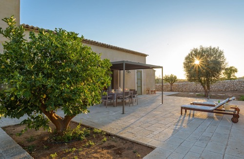 Ragusa Villa | Psyke, villa con piscina frente a los campos de golf.