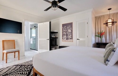 Wailuku Cama Y Desayuno | Elegant Puakenikeni Suite- Historic & Ground Floor