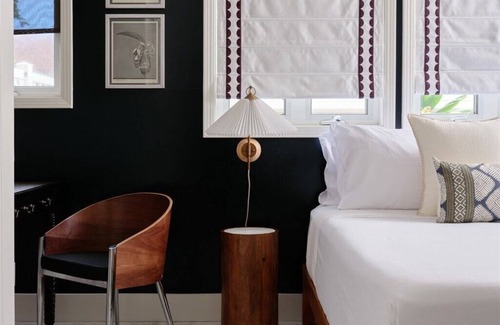 Wailuku Cama Y Desayuno | Elegant Puakenikeni Suite- Historic & Ground Floor