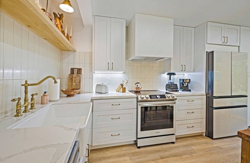 Historic Lahaina Front Street Casa | Pualei Beach House 3-bedroom townhome in phenomenal Lahaina with WiFi, AC