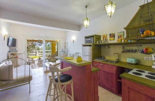 Limni Casa | PUCK-A Cozy Studio at IL Giardino Segreto Di Prospero