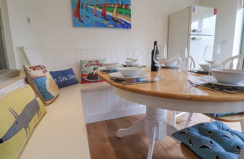 Westleton Cabaña | PUDDING COTTAGE, WESTLETON, pet friendly, with open fire in Westleton