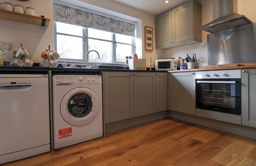 Westleton Cabaña | PUDDING COTTAGE, WESTLETON, pet friendly, with open fire in Westleton