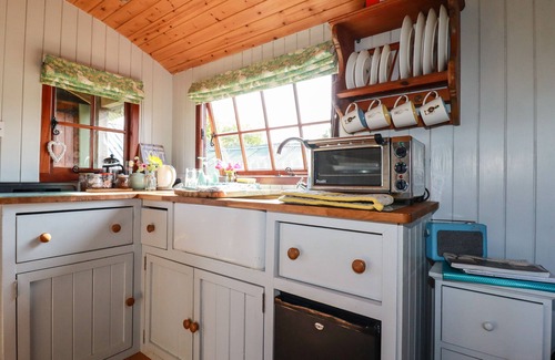 Brazzacott Cabaña | PUDDLE DUCK SHEPHERDS HUT, pet friendly in Crackington Haven