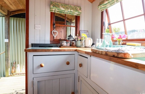 Brazzacott Cabaña | PUDDLE DUCK SHEPHERDS HUT, pet friendly in Crackington Haven