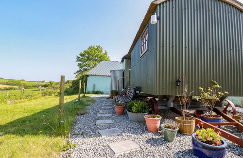 Brazzacott Cabaña | PUDDLE DUCK SHEPHERDS HUT, pet friendly in Crackington Haven