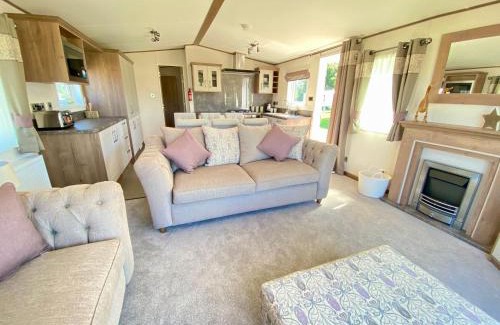 South Cerney Casa | Puddleducks, Dog Friendly Hot Tub Lodge