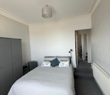 Hele Apartamento | Puffins Nest, close to Tunnels Beach & Harbour with Parking
