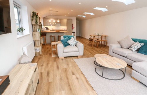Goldsithney Cabaña | PUFFINS REST, pet friendly, with a garden in Goldsithney