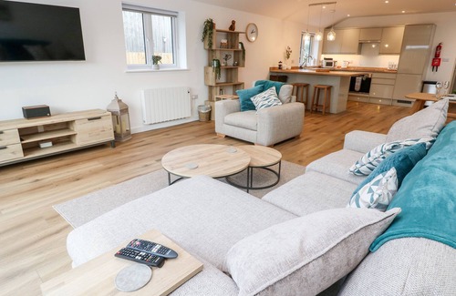 Goldsithney Cabaña | PUFFINS REST, pet friendly, with a garden in Goldsithney