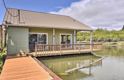Cathlamet Casa | Puget Island 'Floating Home' w/ Dock & Boat House!