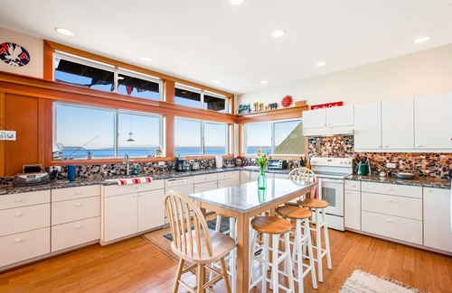 Kingston Casa | Puget Sound-front home with beach access, kayaks, gorgeous view & firepit