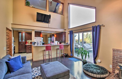 Des Moines Casa | Puget Sound Home w/ Beautiful Yard & Deck!