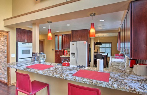 Des Moines Casa | Puget Sound Home w/ Beautiful Yard & Deck!