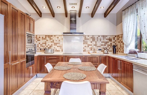 Puig de Ros Chalet De Esquí | Puig de Ros Villa vista al mar con piscina y jardin privado