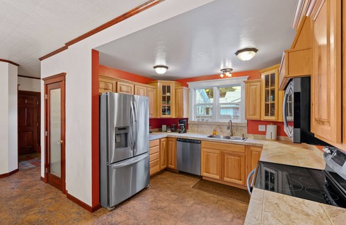 Wallace Casa | Pulaski Trail Escape / Fully Stocked Kitchen / Sleeps 18 w Off Street Parking