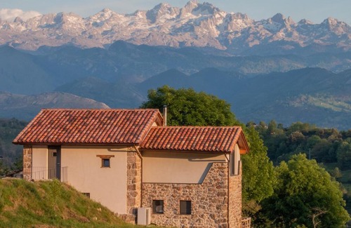 Santianes de Ola Casa | Pulieru - Picos de Europa views, designed for all seasons