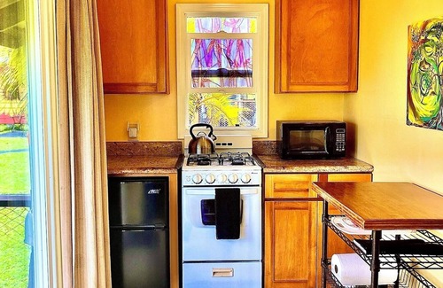 Pahoa Cabaña | Puna Rainforest Hotspring Retreat -Rainbow Cottage with ocean views