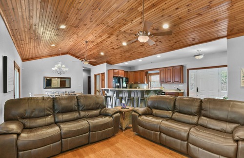 Big Creek Casa | Pura Vida: Updated Norris Lakefront Home w/ Private Covered Dock & 2 Kayaks Inc