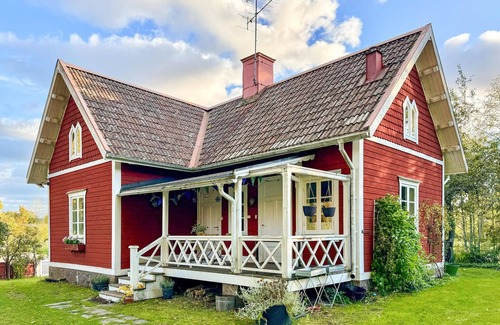 Vaddo Casa | Pure idyll awaits you in this cosy holiday home directly on the Vaddö Canal.