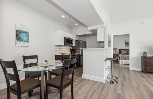 Arrowhead Ranch Apartamento | Pure Suites Furnished 2 Bed Glendale Gym Pool