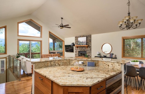Woodland Park Chalet De Esquí | Purple Mountain Chalet - Hot Tub! - Views! - Playground! - Gameroom!