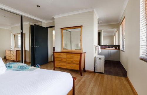 Busselton Casa | Purple Shore Spacious Family Stay Near Busselton Jetty